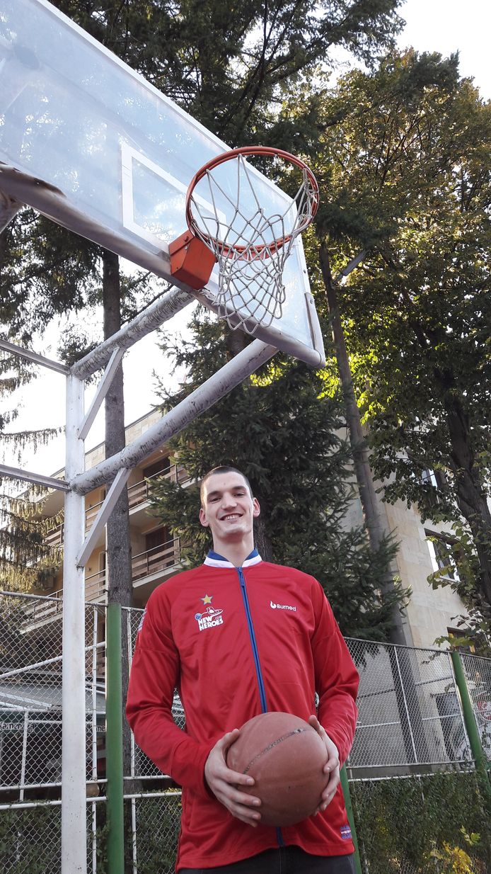 Roel Aarts met een geleende bal op een van de basketbalveldjes naast Hotel Balkan. ,,Spelen doe ik hier niet. Tussen de trainingen moeten we rusten.