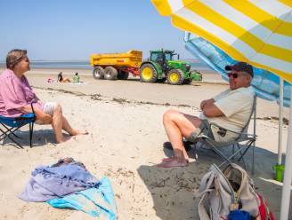 Onderhoud aan strandje Perkpolder; lekker liggen bakken tussen de bulldozers