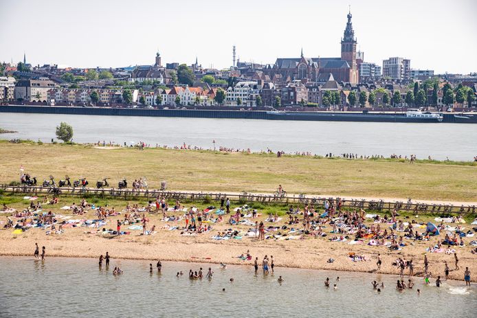 Zwemmers zoeken verkoeling in de Spiegelwaal.