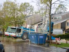 Gevaarlijk wankelende bouwkraan in Leusden is weg, situatie in woonwijk is weer veilig