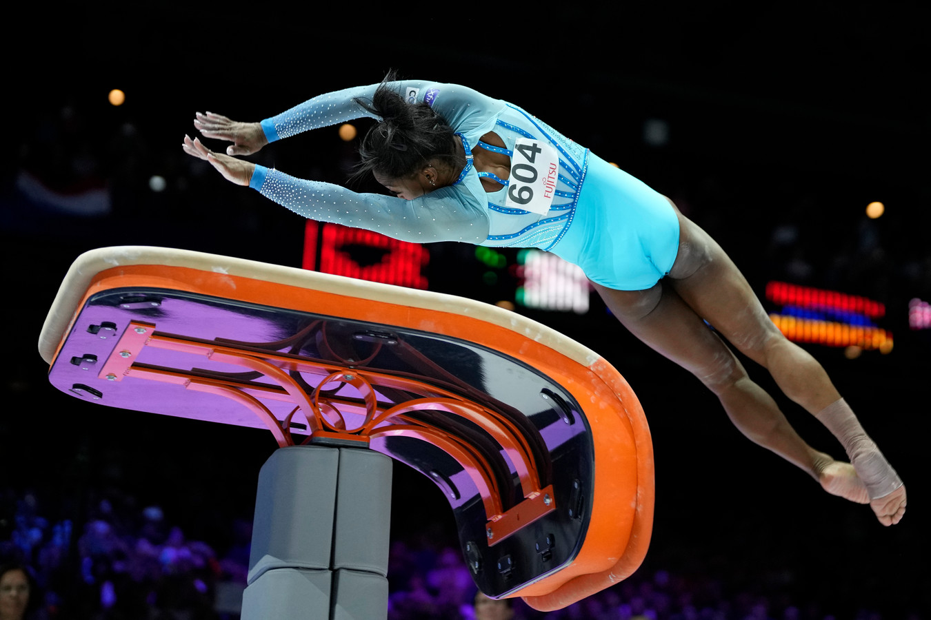 KIJK. Simone Biles domineert kwalificaties WK turnen in Antwerpen en ...