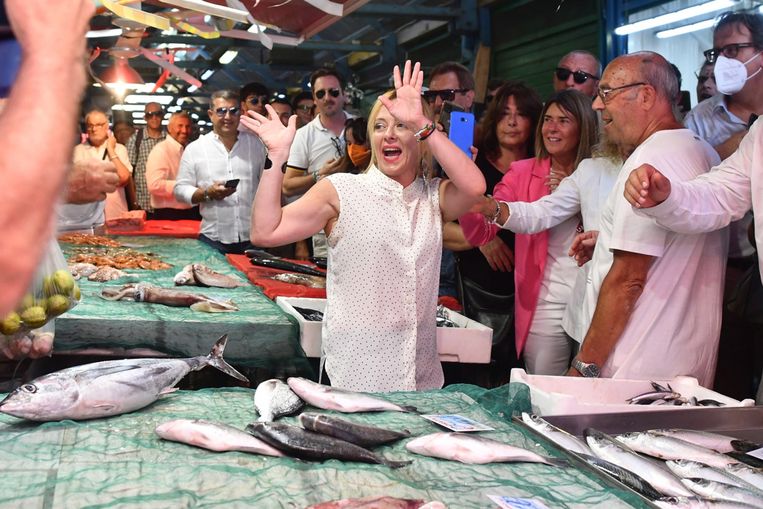 Quando Giorgia Meloni ha visitato il mercato di Messina.  Immagine cortesia EPA