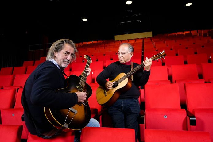 Ton Ouwehand (links) treedt met Trio 054 op tijdens de Hollandse Middag op 5 februari in het Bornse kulturhus, dat door Toon Faulhaber (rechts) wordt georganiseerd.