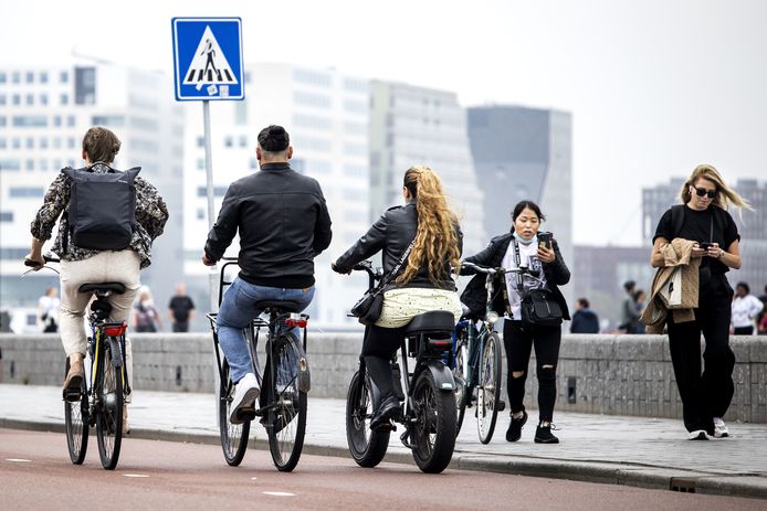 Fatbikes, zoals hier in de binnenstad van Amsterdam, zijn bij de ANWB niet langer te verzekeren.