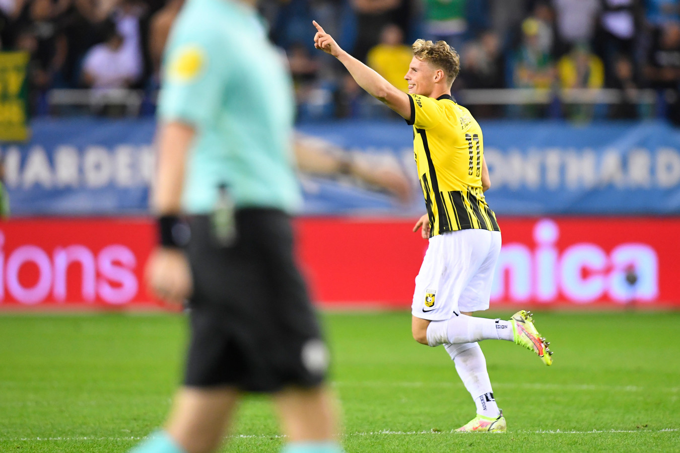 Nikolai Baden Frederiksen loopt juichend weg na zijn goal tegen Fortuna Sittard.