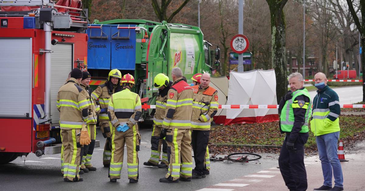 Ernstige aanrijding tussen fietser en vuilniswagen in Nijmegen.