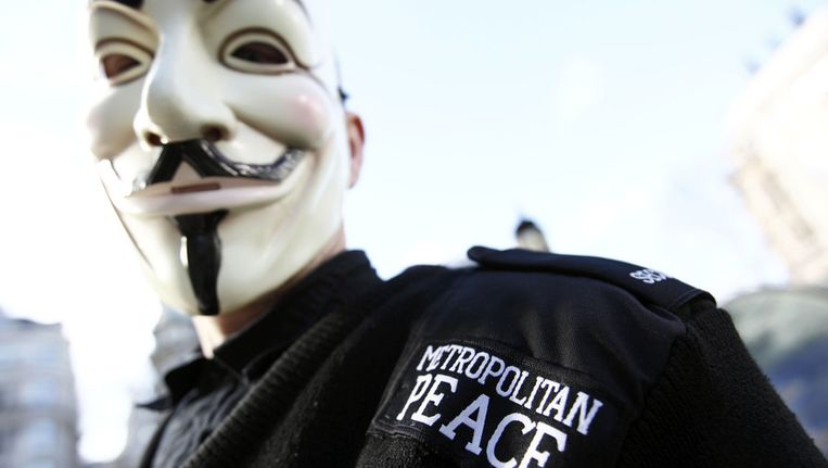 Een demonstrant met een Anonymous-masker. Beeld afp