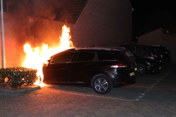 Auto vliegt in brand in Waalwijk