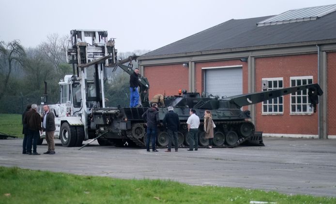De motor van de bergingstank wordt terug in het voertuig geplaatst na een onderhoud.