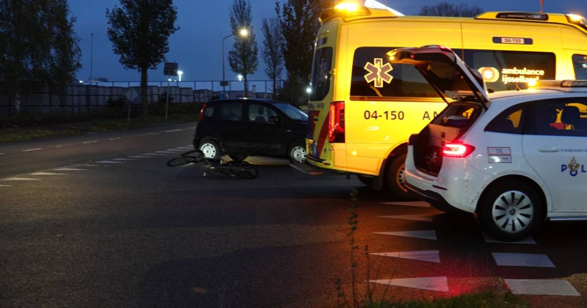 Fietser gewond na aanrijding met auto in Hardenberg.