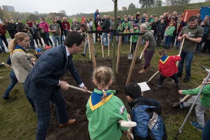 Wethouder Berend de Vries plant met de jeugd van Scouting Esjeeka bomen voor het Spoorpark.