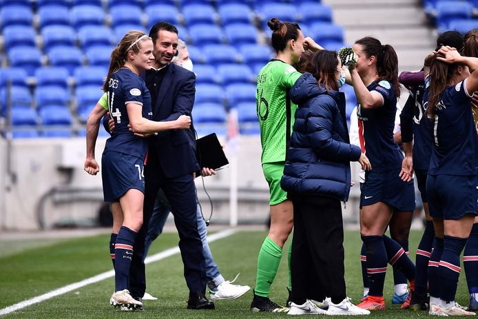 Olivier Echouafni viert de zege met captain Irene Paredes.