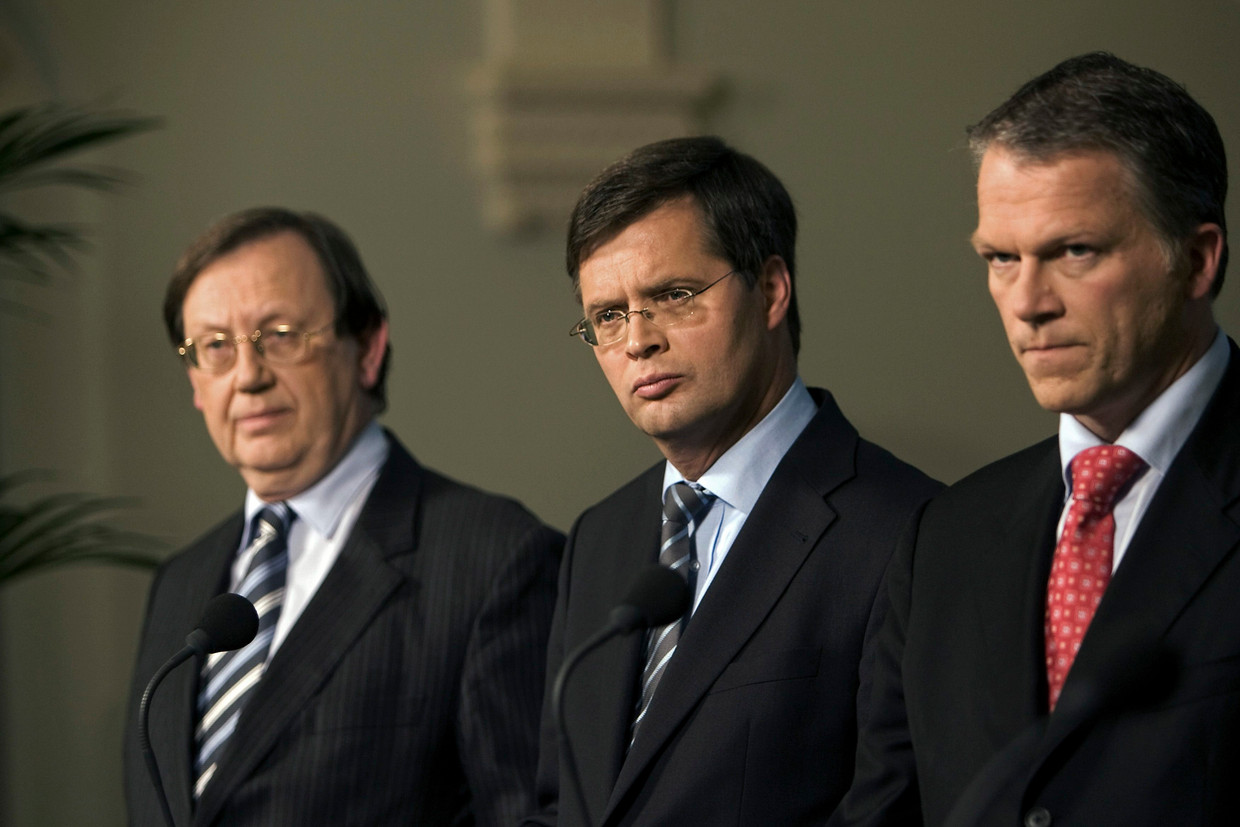 Toenmalig directeur van De Nederlansche Bank Nout Wellink, premier Jan-Peter Balkenende en minister van financiën Wouter Boss na het reddingsplan voor ABN Amro in oktober 2008. Beeld REUTERS