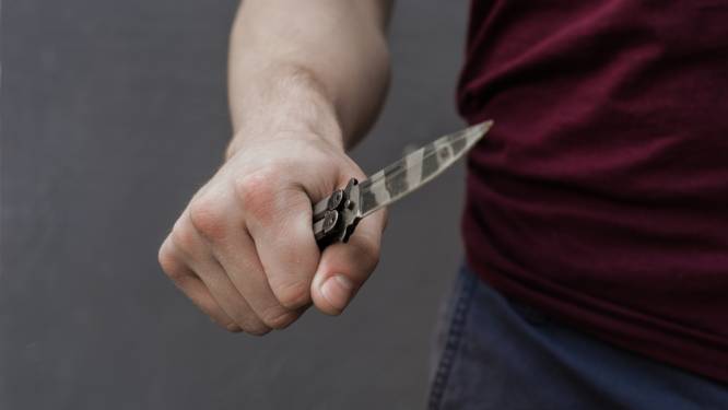 Man (38) steekt mes in neus van jongen op horecaplein in Lelystad: dit is zijn straf