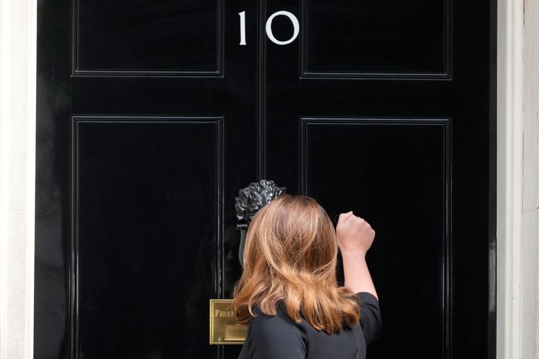 Een volgende bezoeker van 10 Downing Street in London, waar Boris Johnson volhardt in zijn weigering te vertrekken. Beeld AP