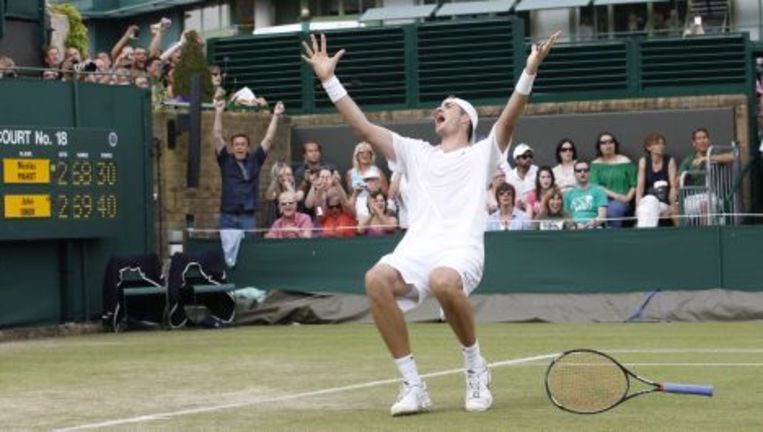 De Amerikaanse tennisser John Isner heeft de historische marathonpartij op Wimbledon in zijn voordeel beslist. Foto AP Beeld 