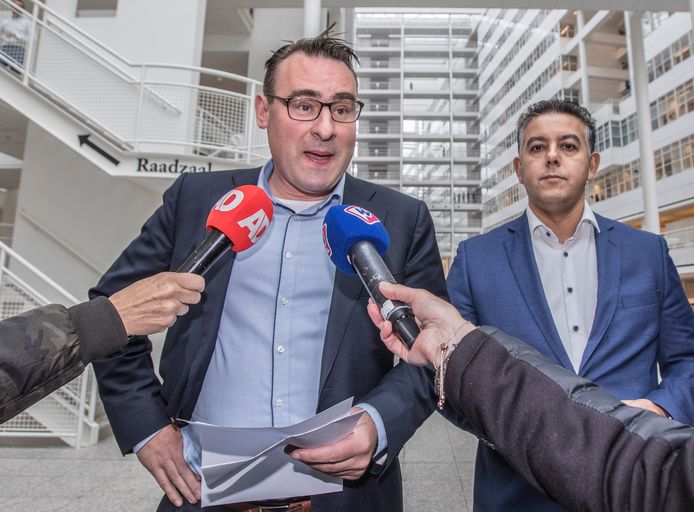 De twee wethouders Richard de Mos en Rachid Guernaoui dienden op het stadhuis in Den Haag hun ontslag in na verdenkingen van corruptie.