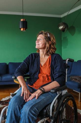 Topregisseur Nathalie Basteyns trekt naar Lourdes op zoek naar een mirakel: “Ik geloof écht dat ik ooit weer kan lopen”