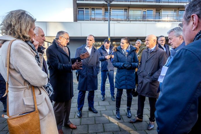De Rotterdamse burgemeester Ahmed Aboutaleb bracht woensdag een bezoek aan de Westwijk in Vlaardingen. Tweede van rechts is Marco Pastors, directeur van het Nationaal Programma Rotterdam-Zuid (NPRZ).