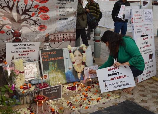 Indiërs leggen bloemen voor slachtoffer Jyoti Singh van de groepsverkrachting in 2012