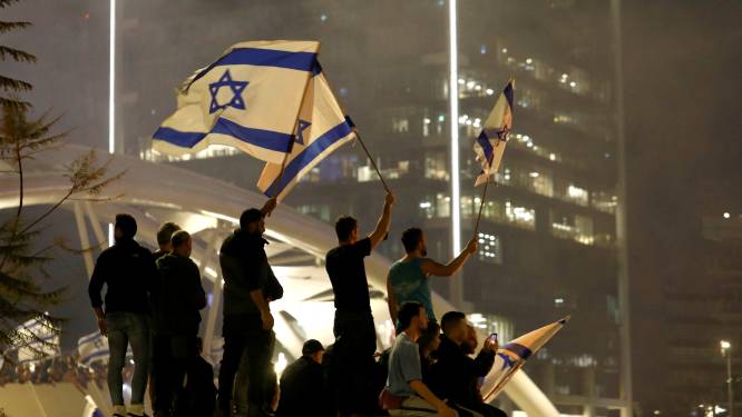 Chaos en protesten in Israël na ontslag defensieminister: Netanyahu roept volk op zich “verantwoordelijk te gedragen”