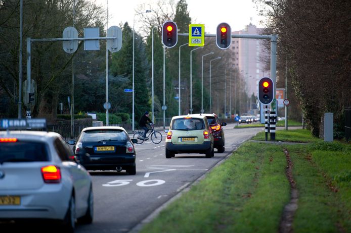 De inmiddels verkeersveiligere oversteekplaats voor voetgangers en fietsers op de Graafseweg. In januari werd hier een 31-jarige vrouw geschept door een taxi.