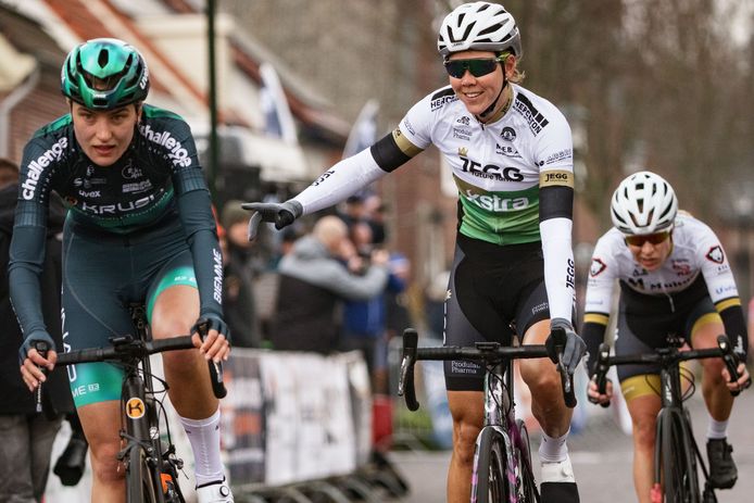 Een ontspannen Thalita de Jong heeft zege nummer twee van het weekeinde op zak. Medekoplopers Anneke Dijkstra (links) en Mareille Meijering hebben het nakijken.
