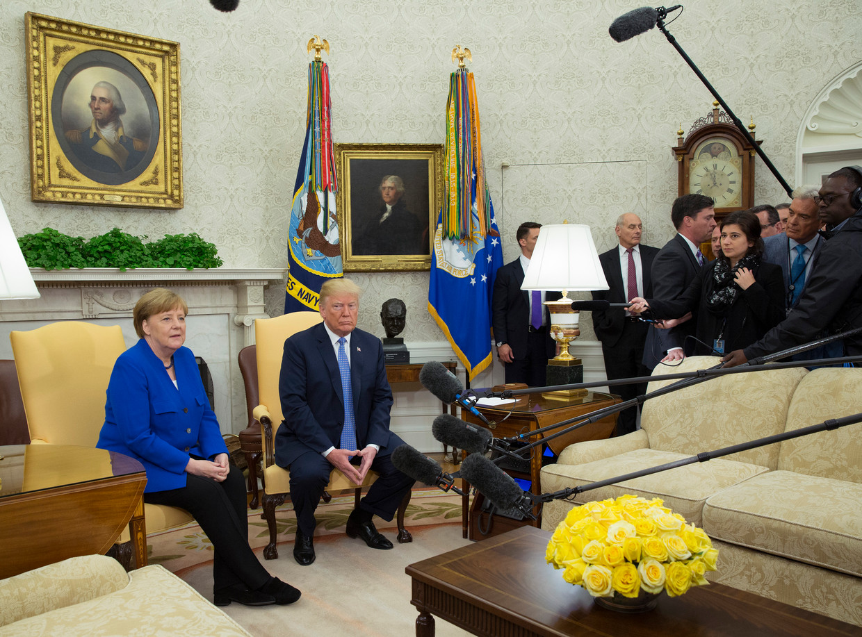 De Duitse bondskanselier Angela Merkel en de Amerikaanse president Donald Trump in het Oval Office in het Witte Huis in Washington. Beeld Getty Images