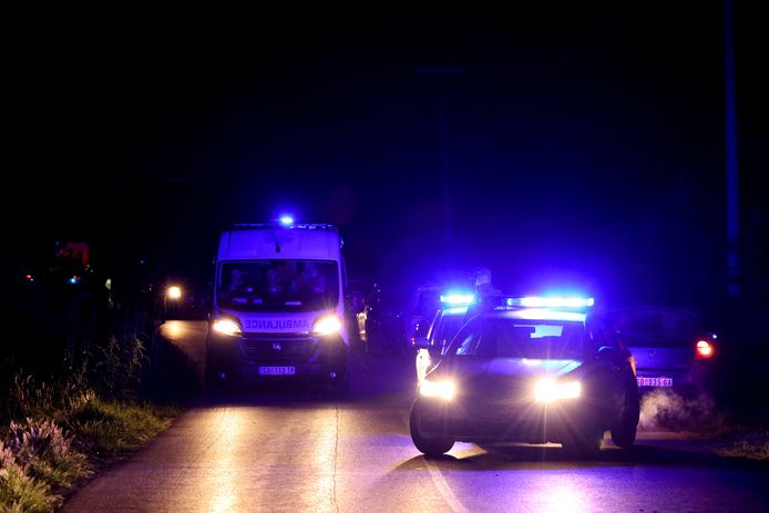 Politie en hulpdiensten op de plaats van de schietpartij nabij Mladenovac in Servië.