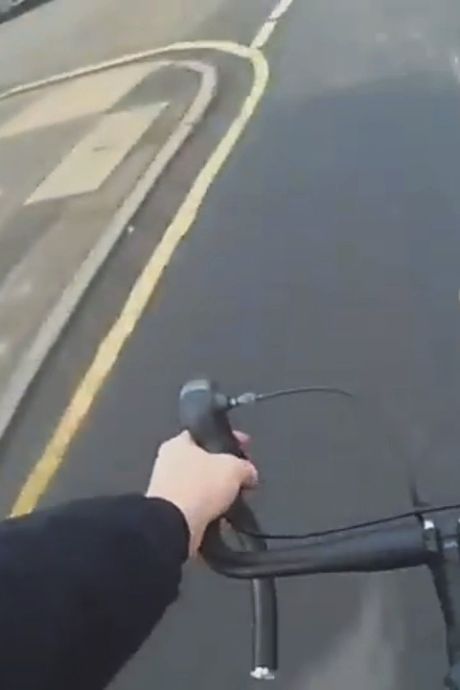 Un policier réquisitionne un vélo pour poursuivre un voleur de voiture au Royaume-Uni