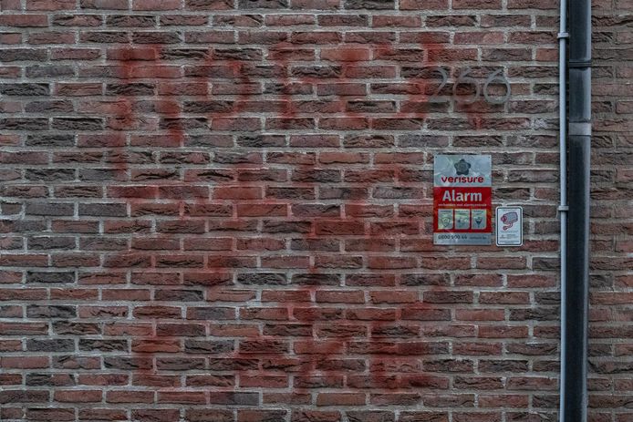 Er werd een boodschap achtergelaten in graffiti op de gevel van de woning van Gianni en Giorgi F.