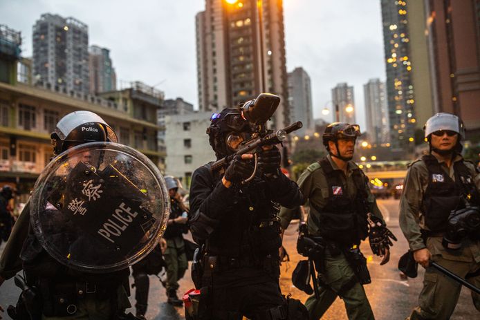 Zwaarbewapende politieagenten in Hongkong.