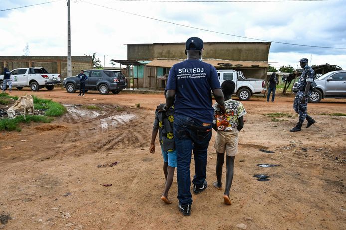 Twee kinderen worden tijdens een inspectie op een cacaoplantage in Ivoorkust door de politie opgepakt omdat ze aan het werk waren. Foto van mei dit jaar.