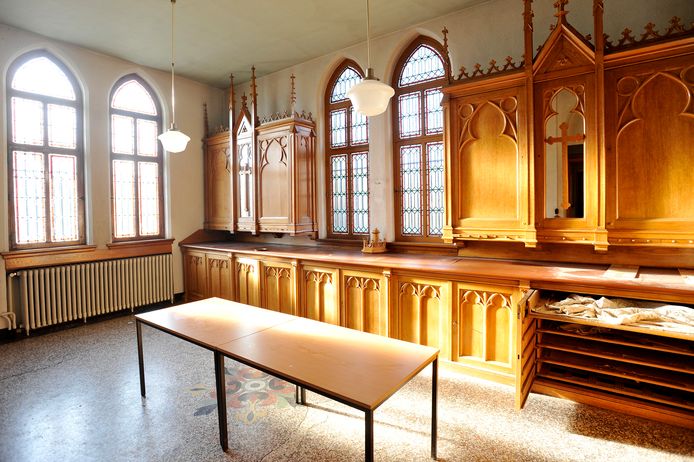 De fraaie sacristie, ontdaan van alle benodigdheden. IPTCBron  Persbureau van Eijndhoven;Persbureau van Eijndhoven  Tilburg  Bredaseweg  Missionair Service Center Tilburg Interieur leegstaand klooster van de Rooiharten;Tilburg;Nederland