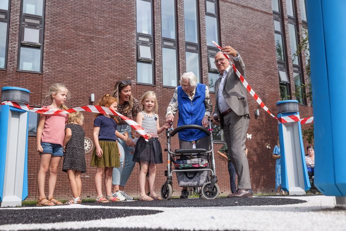 De beweegtuin van De Zeven Schakels heeft een nieuw spel toegevoegd gekregen. De jonge Jara en mevrouw Koolman knipten het lint.