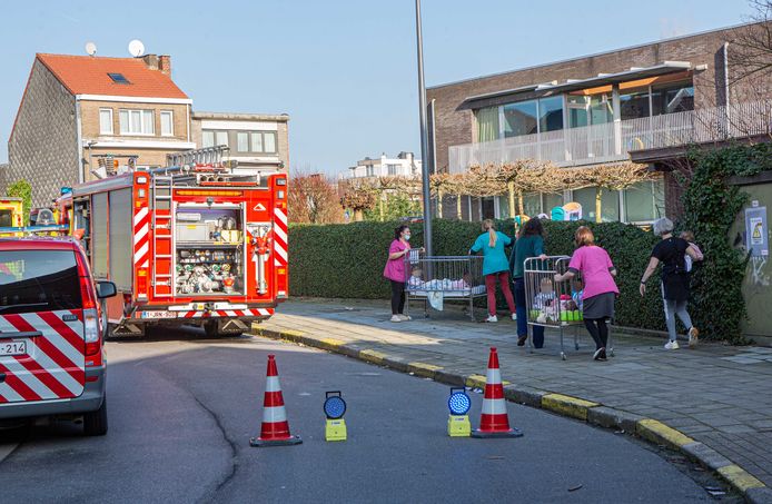 De hulpdiensten staken een handje toe bij het terugbrengen van de kindjes.