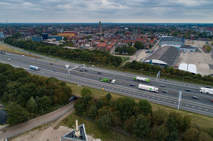 Zwolle, met op de achtergrond de binnenstad en rechts de IJsselhallen, het evenementencomplex dat wijkt voor huizen.