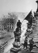 Russische soldaten plantten een Sovjetvlag op de Rijksdag, ze gaven gehoor aan de oproep van Stalin de 'zegevlag' te plaatsen