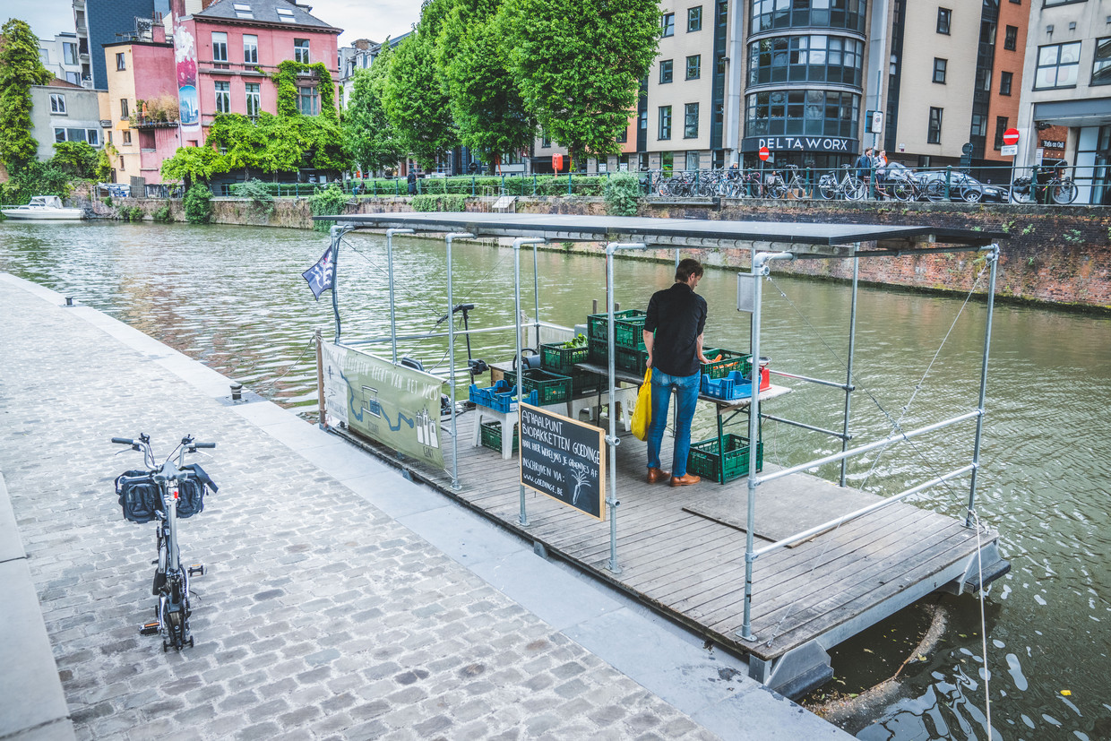 Een bioboer uit de rand van Gent kocht alvast een boot op zonne-energie, en levert zo groentepakketten in de binnenstad. Beeld Wannes Nimmegeers