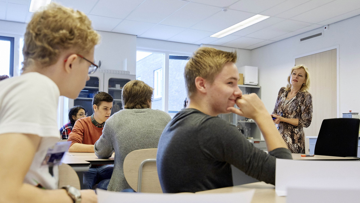 Minister Bussemaker als invaldocent tijdens de Dag van de Leraar Beeld ANP
