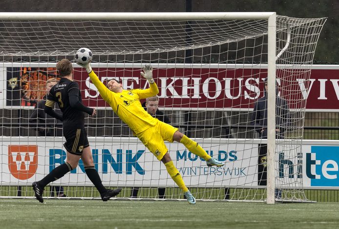 FC Winterswijk-doelman Matthijs Ebbers redt katachtig tegen De Bataven.