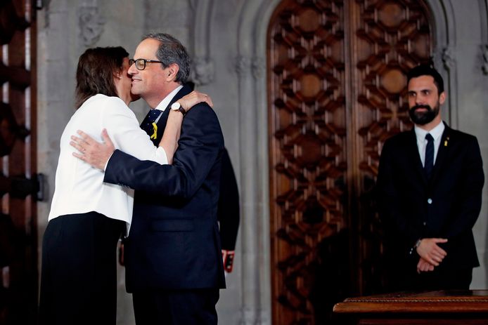 Carola Miro feliciteert haar man Quim Torra, de nieuwe Catalaanse minister-president.