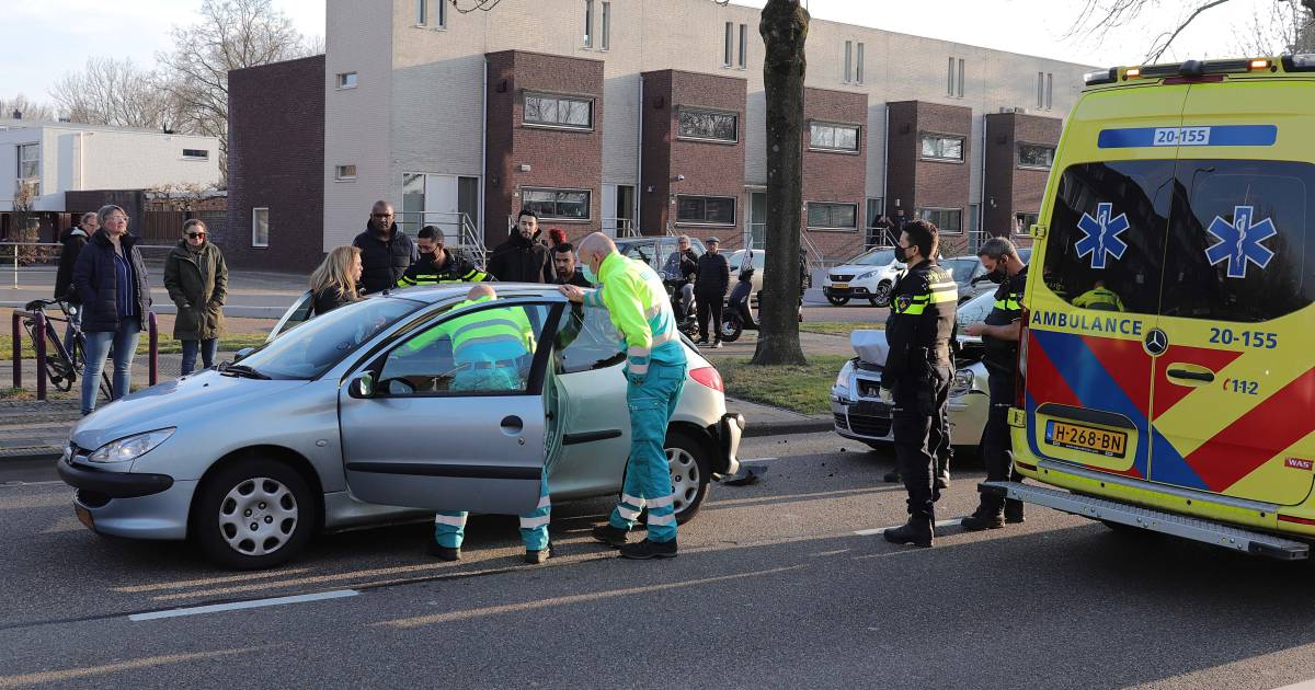 Één lichtgewonde na kop-staartbotsing in Waalwijk.