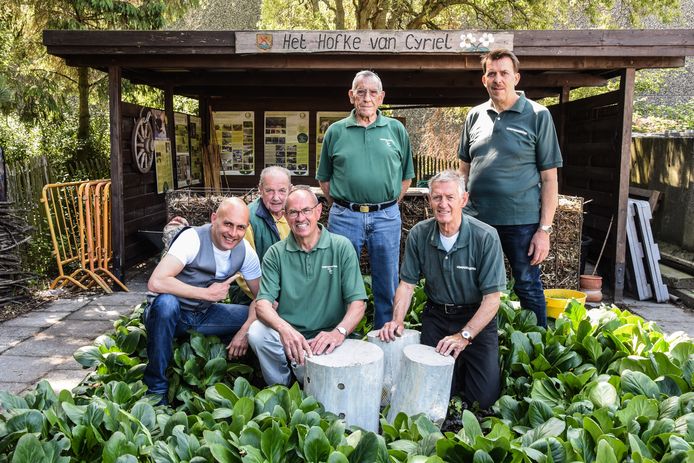 De compostmeesters werden in de bloemetjes gezet door schepen van Milieu Francis De Donder.