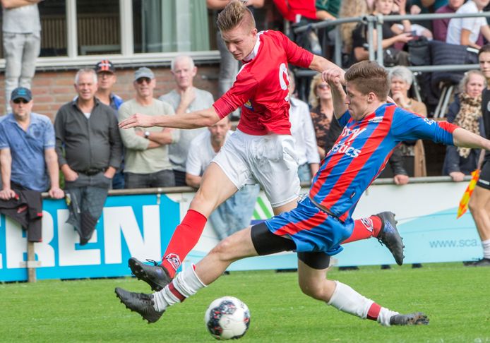 VV Heijen (rood-blauw shirt), eerder dit seizoen tegen Achates.