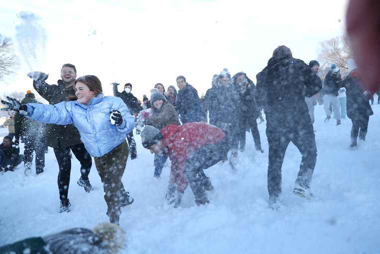 Mensen houden een 'Battle of Snomicron'-sneeuwballengevecht op de National Mall in Washington. Beeld REUTERS