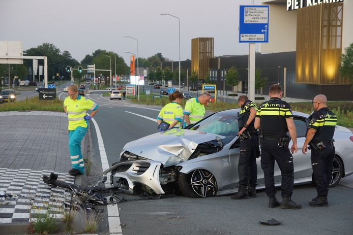Ongeval met auto op Professor Kamerlingh Onnesweg in Waalwijk