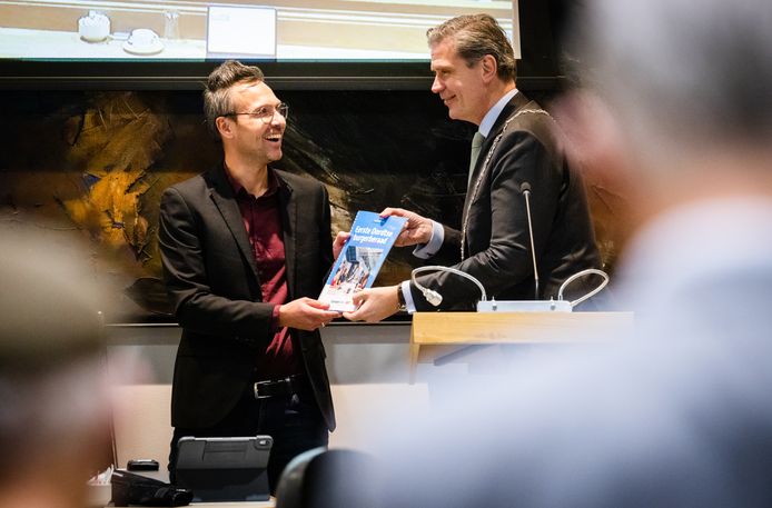 Raadslid Robert de Heer (ChristenUnie/SGP) diende in november het initiatiefvoorstel in bij burgemeester Wouter Kolff, tevens voorzitter van de gemeenteraad.
