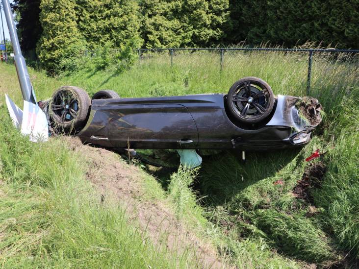 Auto over de kop in de sloot Sprang-Capelle
