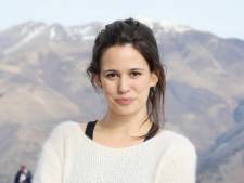 Lucie Lucas dévoile sa poitrine sous un t-shirt mouillé pour la bonne cause